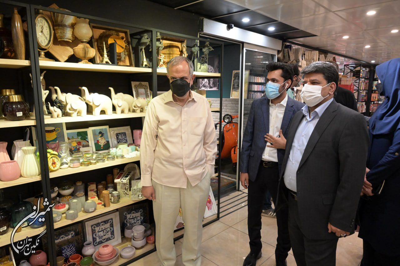 بازدید شهردار منطقه یک از کافه کتاب گوشه کتاب در شمال تهران