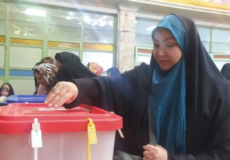 گزارش تصویری از ام کلثوم رحمتی نامزد دوازدهمین دوره انتخابات مجلس شورای اسلامی در پای صندوق رای